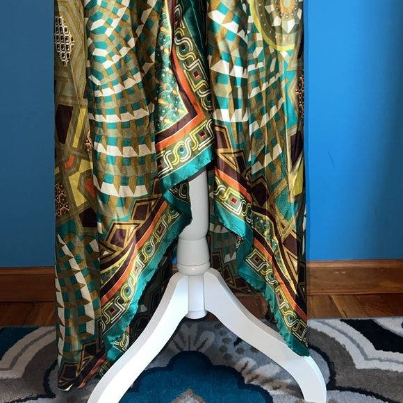 Silk V-cut dress with open back - Picture 9 of 10